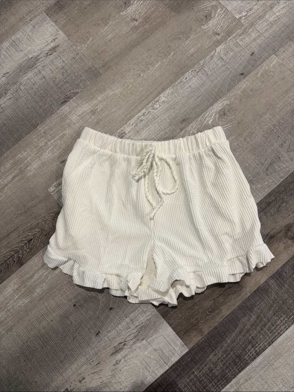 New In Bag Womens Heimish White Ruffle Hem Shorts